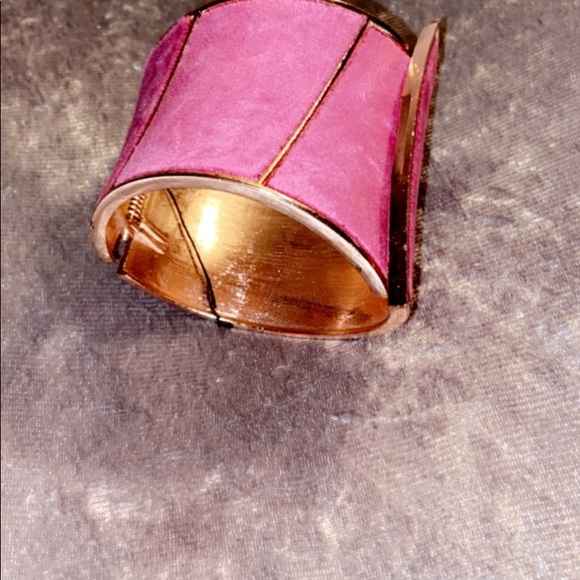A beautiful cuff  fuchsia pink bracelet - Picture 6 of 6
